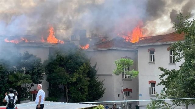 Αποκαρδιωτικές εικόνες στην Κωνσταντινούπολη: Στις φλόγες τυλίχτηκε το ελληνικό νοσοκομείο «Μπαλίκλι» (video)