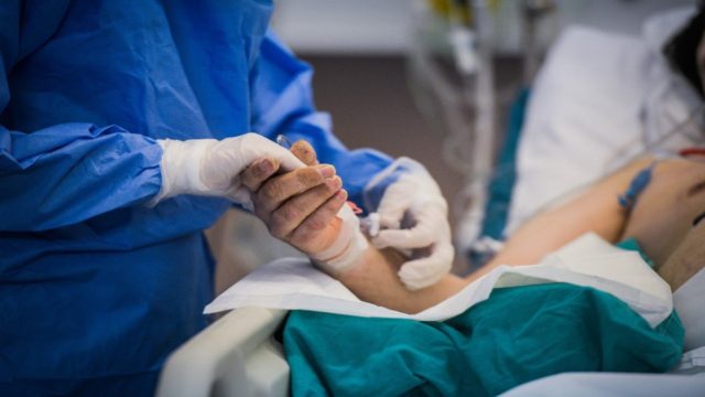 Κορωνοϊός: «Μαύρη» εβδομάδα με περισσότερους από 250 θανάτους στη χώρα – Σε αποκλιμάκωση ο αριθμός των κρουσμάτων