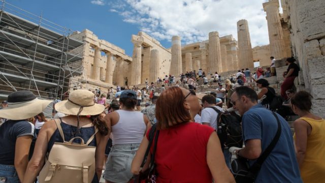 Κορωνοϊός – Διασπορά άνευ προηγουμένου σε Αττική και Θεσσαλονίκη: «Βράζουν» τα μεγάλα αστικά κέντρα και όχι μόνο από τον καύσωνα!