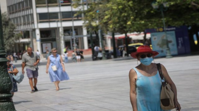 Κορωνοϊός: Εξακολουθεί να «θερίζει» τη χώρα η πανδημία με πάνω από 200 θανάτους σε μια εβδομάδα και περισσότερα από 50.000 κρούσματα (video)