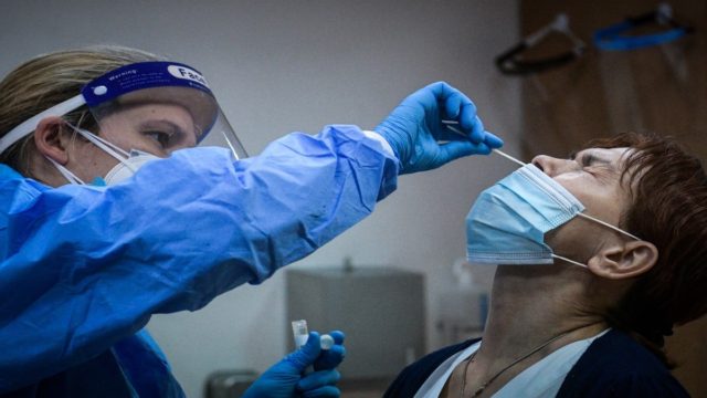 Κορωνοϊός: Άσχημα νέα για όσους νόσησαν δυο φορές (video)