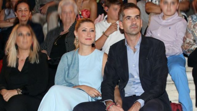 «Τον περιμένω στη γωνία…» – «Πάγωσε» ο Κώστας Μπακογιάννης με τη Σία Κοσιώνη
