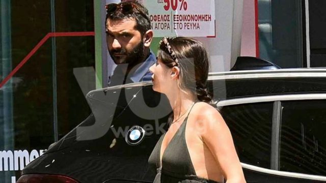 Ετοιμόγεννη η Χρύσα Μιχαλοπούλου: Αποκλειστικές φωτογραφίες με τον Κουτσόπουλο στο κέντρο της Αθήνας