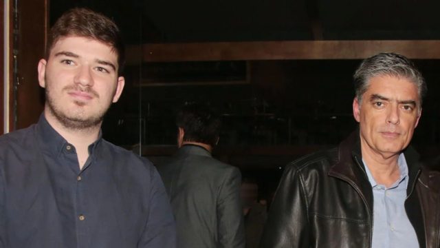 Τελείως διαφορετικός ο Λάμπης Ευαγγελάτος: Η σπάνια οικογενειακή φωτογραφία με την αδελφή του και τον πατέρα του, Νίκο Ευαγγελάτο