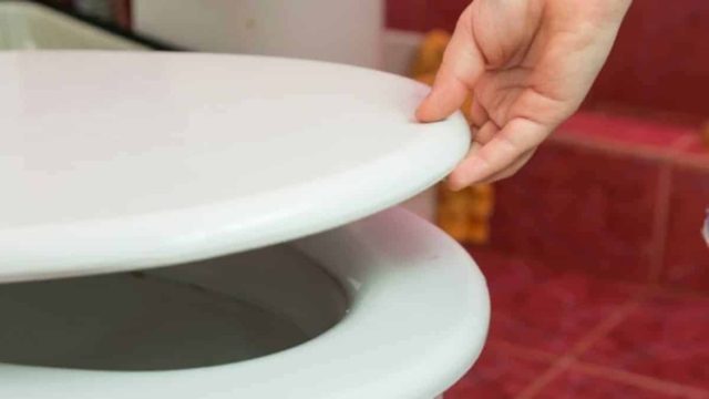 Καπάκι τουαλέτας: Θα σας «λύσουν τα χέρια» – Αυτά είναι τα βήματα για να το αλλάξετε σε λιγότερο από 1′