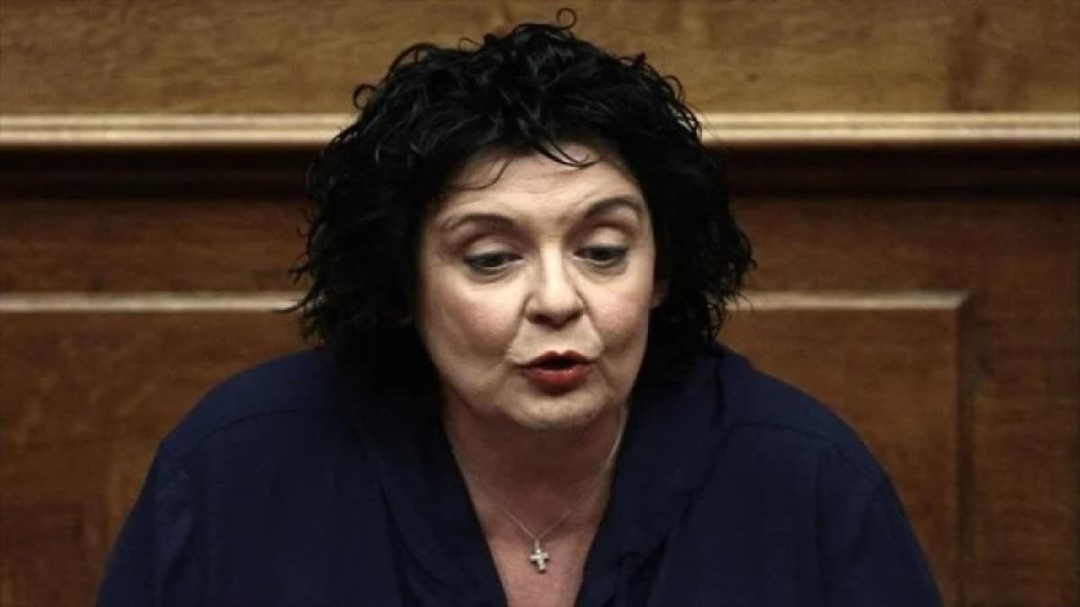 Κάθετη η Λιάνα Κανέλλη για τον έρωτα των 60αρηδων: «Η βαμπίρ αντίληψη ότι μπορούν να αιχμαλωτίζουν 20ρικα και 25ρικα…»