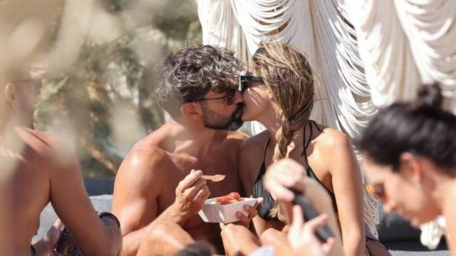 «Ξέφυγαν» σε παραλία της Μυκόνου Μαρτίκας και Βρισηίδα (ΦΩΤΟ)