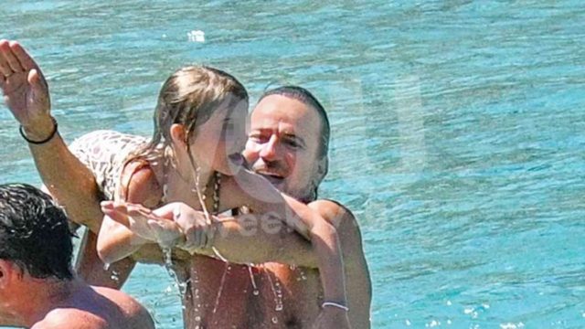 Χωρίς τη Μενεγάκη ο Ματέο Παντζόπουλος – Τα παιχνίδια στη θάλασσα και τα σπάνια «κλικ» της μικρής Μαρίνας