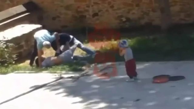 Σκηνικό φρίκης στην Τουρκία: Μάνα πάλευε με νύχια και με δόντια να γλιτώσει το παιδί της – Ο πρώην σύζυγός της την έσφαξε μπροστά στα μάτια του (video)