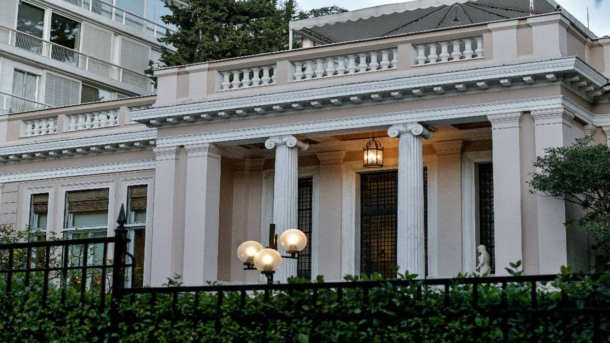 Το κρίσιμο δεκαήμερο του Μαξίμου: Η… μάχη στη Βουλή και η αναμονή των δημοσκοπήσεων