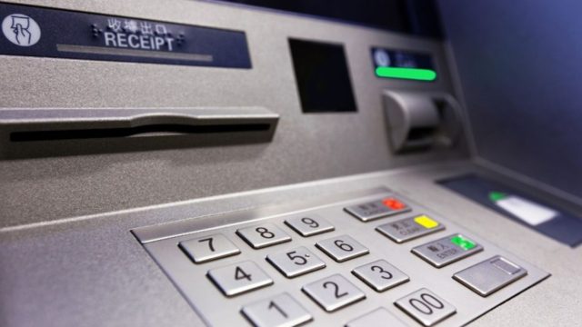Τέλος τα μετρητά από τα ΑΤΜ: Χαμός με την απόφαση των τραπεζών