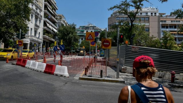 Η φωτογραφία της ημέρας: Η καθημερινότητα στο κέντρο της Αθήνας αλλάζει…