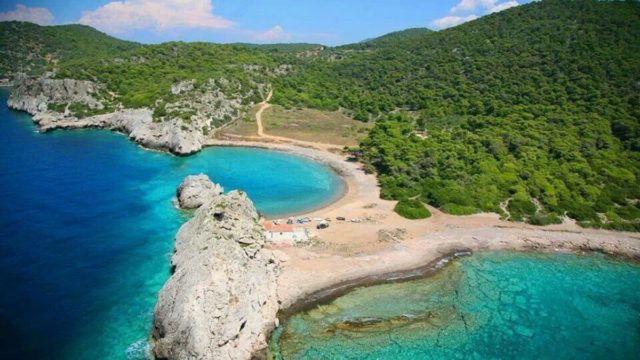 Η υπέροχη παραλία που μοιάζει με μια διάσημη στις Σεϋχέλλες και απέχει μια ώρα από την Αθήνα