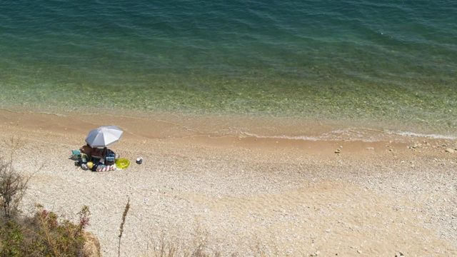 Παράξενη μα και… μαγευτική: Η υπέροχη παραλία με το μακάβριο όνομα έξω από το Ναύπλιο που θα λατρέψετε