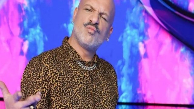 Αγκαλιά με ξανθιά καλλονή ο Νίκος Μουστινάς: «Αγαπώ την… περνάμε ωραία»
