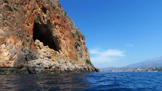 Το ελληνικό νησί με τα κρι-κρι που ο θρύλος λέει ότι το τέρας απείλησε τους κατοίκους του και πέτρωσε με ανοιχτό το στόμα! (video)