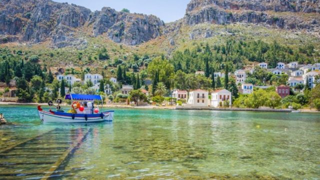 Το πολύχρωμο νησί που δεν χρειάζεσαι αμάξι και ξαπλώστρα – Το γαλάζιο σπήλαιο του θα σας μαγέψει