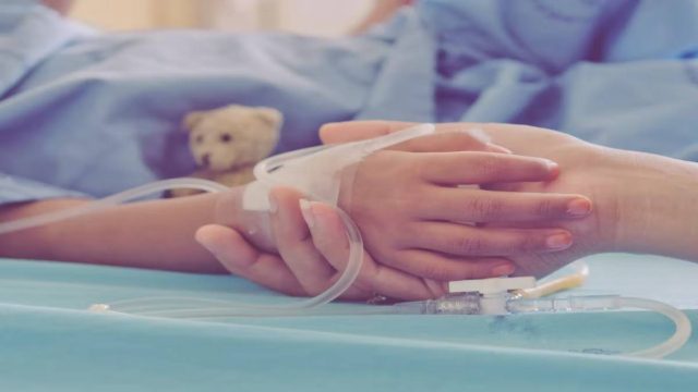 «Ανέστησαν» τρίχρονη με κορωνοϊό οι γιατροί – Σε κρίσιμη αλλά σταθερή κατάσταση στη ΜΕΘ του Αγλαΐα Κυριακού