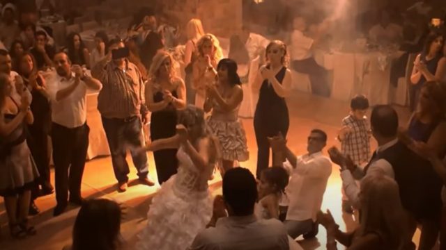 Νύφη χορεύει το πιο «μαγικό» τσιφτετέλι στο γάμο της – «Έτριξαν» τα πατώματα και ο γαμπρός τρελάθηκε