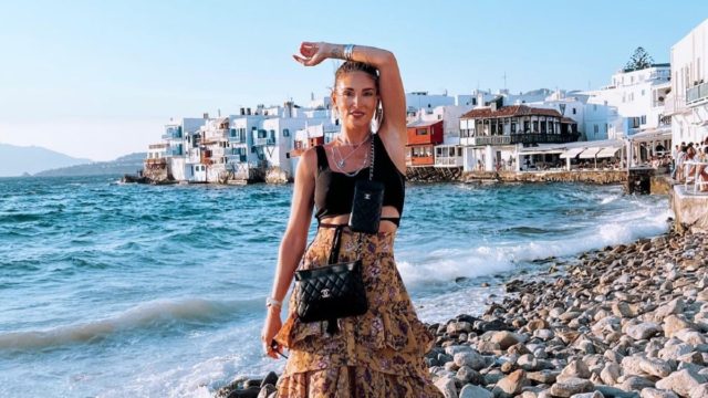 Τυχερός ο Μιχόπουλος: Αρετουσάριστες φωτογραφίες της Αθηνάς Οικονομάκου με κόκκινο μαγιό… σκέτη κόλαση