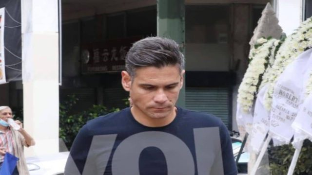 Βουρκωμένος στην κηδεία του Ρόμπερτ Ουίλιαμς ο Δημήτρης Ουγγαρέζος! Στο πλευρό της πρώην του, Ιλένιας