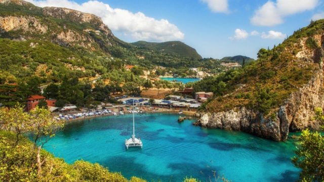 Ο απόλυτος νησιώτικος «θησαυρός»: Η περιοχή της Κέρκυρας που θυμίζει… Καραϊβική με νερά από το πράσινο στο γαλάζιο