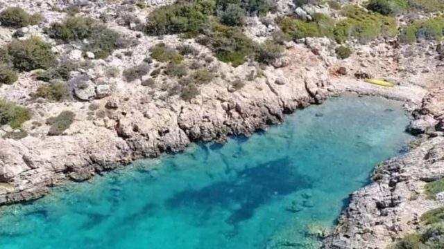 Η μυστηριώδης γαλάζια παραλία χωρίς όνομα 2 ώρες από την Αθήνα (video)