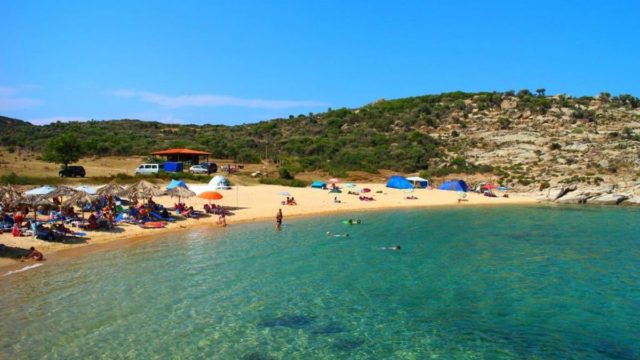 Η παραλία που ξέρουν μόνο οι ψαγμένοι: Ο κρυφός παράδεισος της Χαλκιδικής που σε μεταφέρει σε… σκηνικό ταινίας