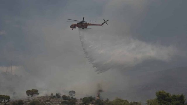 Πύρινα μέτωπα στην Ελλάδα: Καλύτερη η εικόνα της φωτιάς στο Άγιο Όρος! Μαίνεται στην Κόνιτσα Ιωαννίνων – Πολύ υψηλός κίνδυνος πυρκαγιάς σήμερα 7/8
