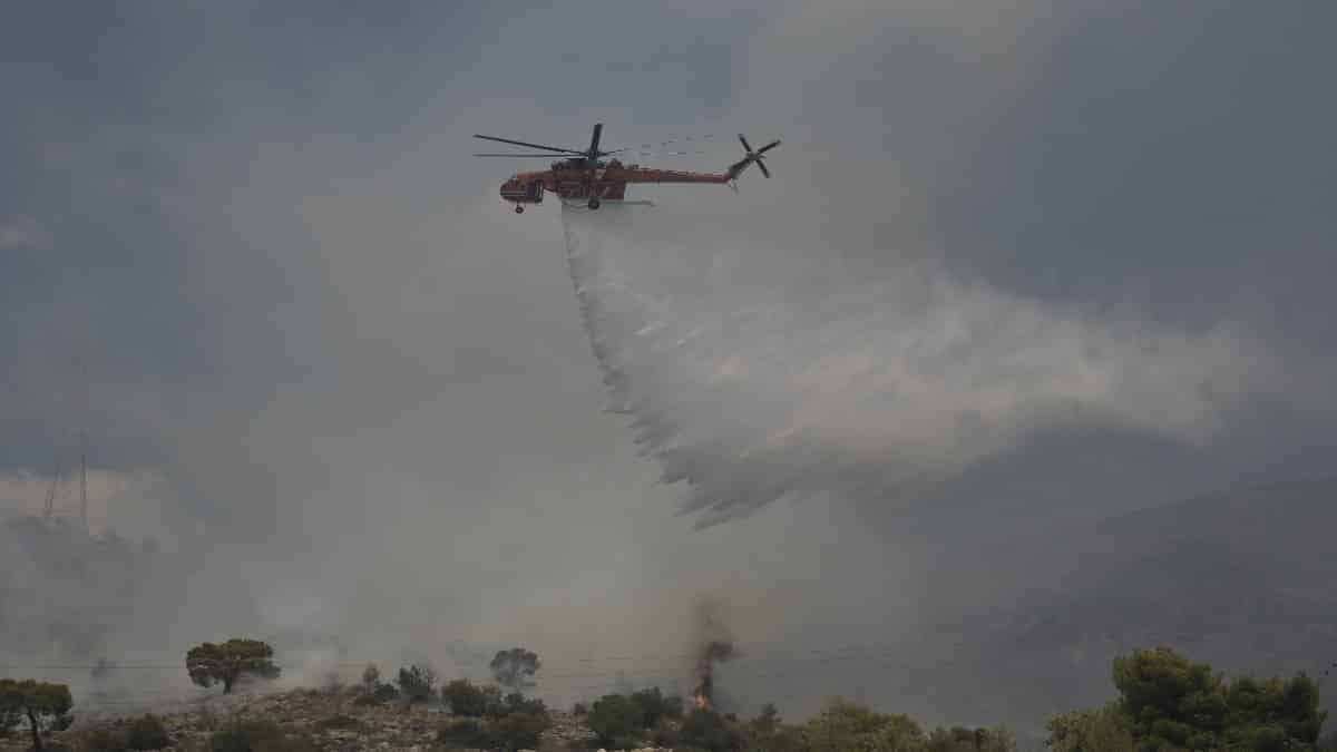 Πύρινα μέτωπα στην Ελλάδα: Καλύτερη η εικόνα της φωτιάς στο Άγιο Όρος! Μαίνεται στην Κόνιτσα Ιωαννίνων – Πολύ υψηλός κίνδυνος πυρκαγιάς σήμερα 7/8