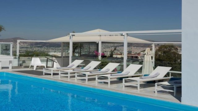 Απόλαυσε ένα μπάνιο με θέα την Ακρόπολη – Πού βρίσκεται η πισίνα που κολυμπάς μέχρι τις οκτώ το βράδυ στο πιο ειδυλλιακό τοπίο;