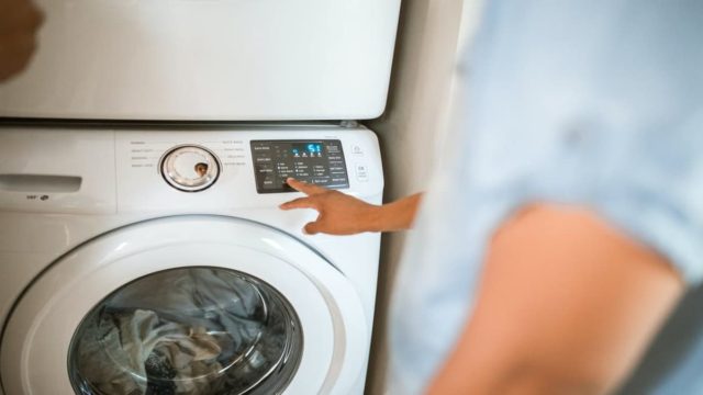 Έριξε μαύρο πιπέρι στο πλυντήριο ρούχων: Μόλις δείτε το αποτέλεσμα θα θέλετε να το δοκιμάσετε και εσείς