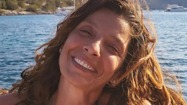 Η απόλυτη ευτυχία για την Πόπη Τσαπανίδου: Συνόδεψε την κόρη της ως νύφη στην εκκλησία (photos)