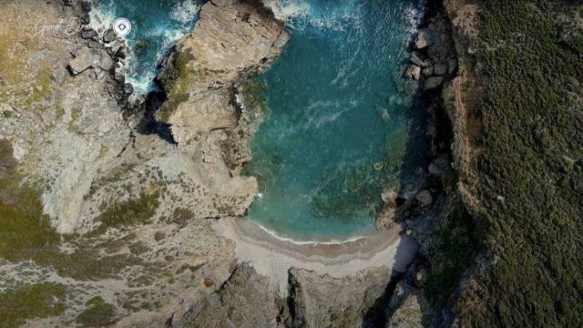 «Άγρια» ομορφιά: Η μικρή πανέμορφη παραλία στην Εύβοια που… κλείνει την πόρτα στα κύματα του Αιγαίου