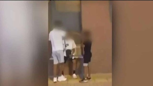 Θλιβερές εικόνες στον Πύργο: Βίντεο-ντοκουμέντο από τη στιγμή του bullying σε 14χρονο – «Στην αστυνομία μου είπαν να μην κάνω μήνυση…»