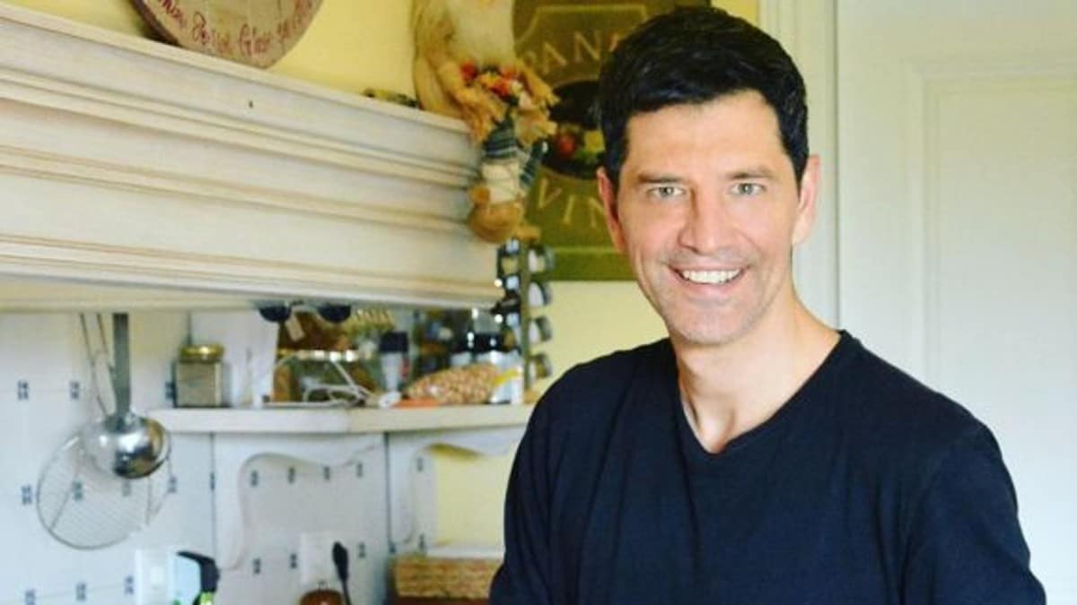 Μπήκε στην κουζίνα ο Σάκης Ρουβάς – Αυτή είναι η σπεσιαλιτέ του που έγινε viral (Video)