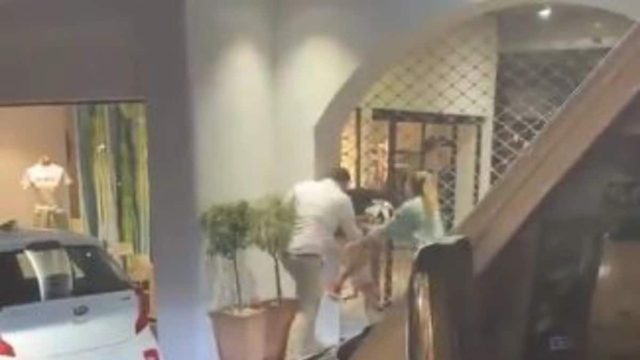 Σαντορίνη: Απίστευτο ξύλο μετά από τροχαίο – Οδηγός στρίμωξε άνδρα και άρχισαν τις μπουνιές έξω από κατάστημα (video)