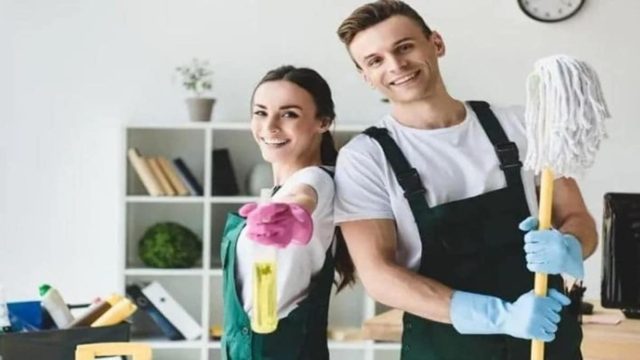 Απάντηση στο «αιώνιο» δίλημμα: Χλωρίνη ή υγρό πατώματος για σφουγγάρισμα;