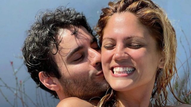 Σε πελάγη ευτυχίας η Μαίρη Συνατσάκη και ο Ίαν Στρατής – Η νέα φωτογραφία με φουσκωμένη κοιλίτσα