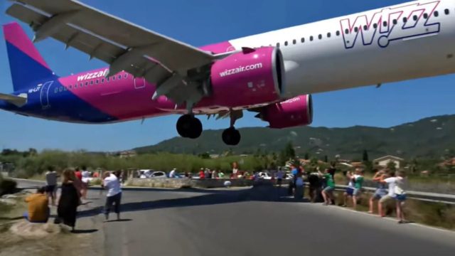 Σκιάθος: Τρομακτική προσγείωση αεροπλάνου! Πέρασε ξυστά πάνω από τα κεφάλια του κόσμου (Video)