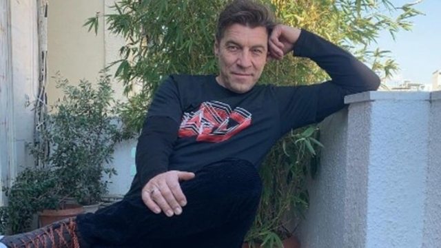 «Δροσερός» και ακομπλεξάριστος ο Γιάννης Στάνκογλου στις διακοπές του: Αγνώριστος σε γνωστό νησί του Ιονίου με λευκά μαλλιά και γένια