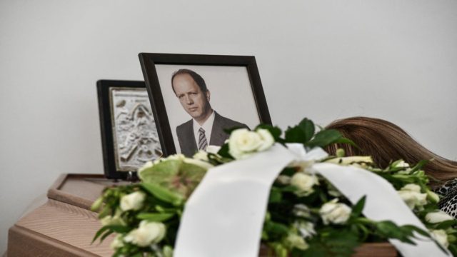Θάνατος Σταύρου Ψυχάρη: Αβάσταχτος θρήνος στην κηδεία του δημοσιογράφο και εκδότη – Πλήθος κόσμου στο τελευταίο «αντίο» (photos)