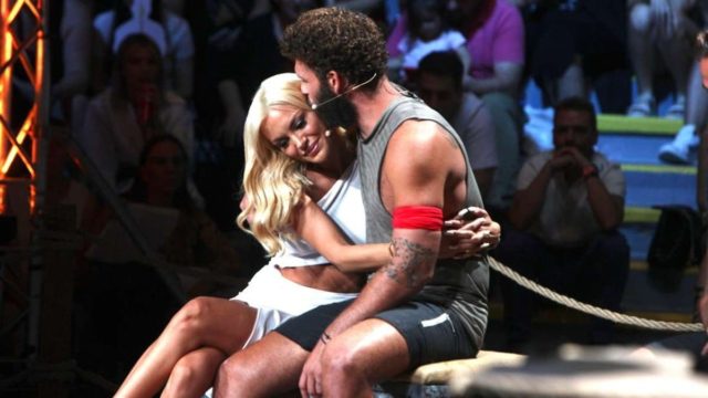 Survivor 5: Το έχουν πάει… σε άλλο επίπεδο – Σχεδόν γυμνοί στο κρεβάτι Αλεξάνδρα Παναγιώταρου και Στάθης Σχίζας (video)