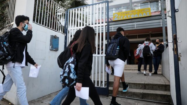 Σχολεία: Με «ατομική ευθύνη» η επιστροφή των μαθητών στα θρανία – Τι θα γίνει με τα self test