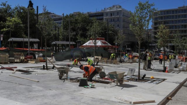 Το κέντρο της Αθήνας άλλαξε: Ολοκληρώνεται η ανάπλαση της κάτω πλευράς της πλατείας Συντάγματος