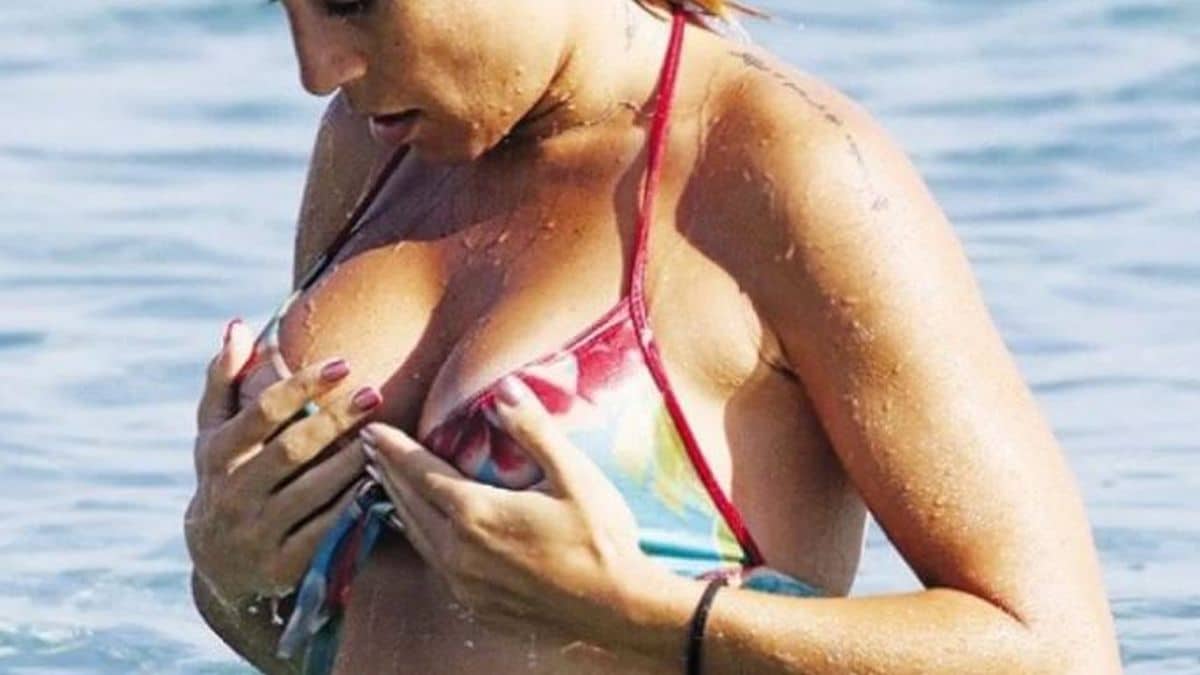 Γνωστή Ελληνίδα τραγουδίστρια έκανε τατουάζ στα οπίσθιά της (ΦΩΤΟ)