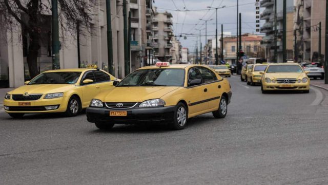 Ανήλικοι μπήκαν ως πελάτες σε ταξί, χτύπησαν και λήστεψαν τον οδηγό