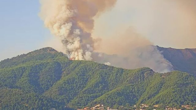 Φωτιά στη Θάσο: Άλλο ένα νησί «πνίγεται» στην πύρινη λαίλαπα – Συνεχίζεται η μάχη με νέα αναζωπύρωση στη Σκάλα Ποταμιάς