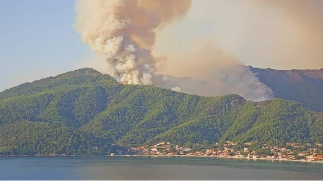 Φωτιά στη Θάσο: Εκτός ελέγχου η πυρκαγιά στη Σκάλα Ποταμιάς – Μήνυμα 112 για προληπτική εκκένωση του οικισμού Κοίνυρα (Video)