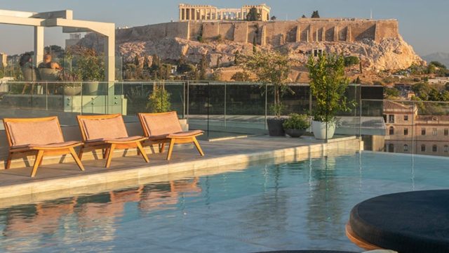 Μοιάζει με παράδεισο: To roof garden σε γνωστό ξενοδοχείο με μαγική θέα και δροσερά cocktails